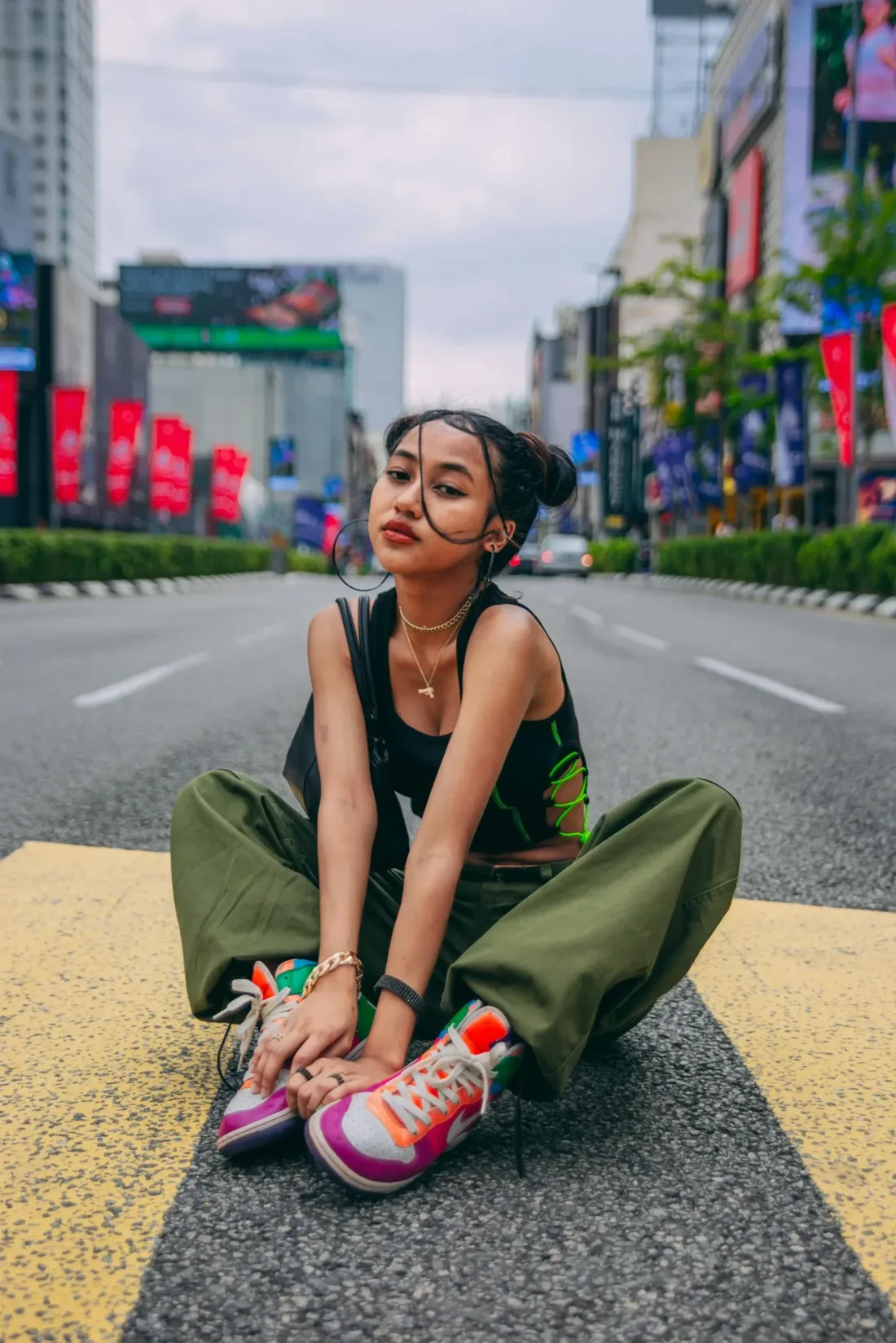 Creadora de contenido posando en una avenida